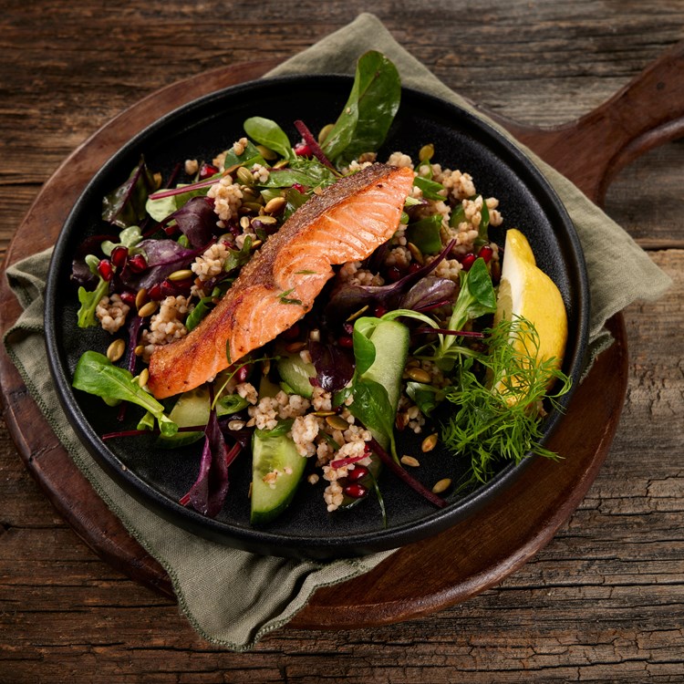 Babyleaf med rødbeter, bygg og mynteyoghurt