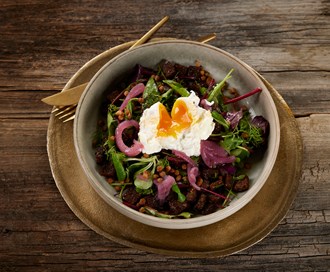 Babyleaf med rødbeter, egg og rug