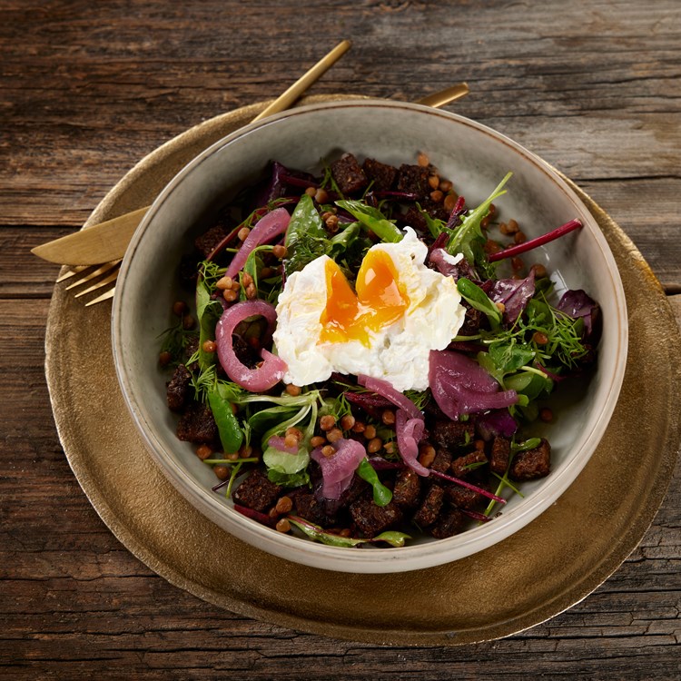 Babyleaf med rødbeter, egg og rug