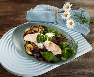 Grillet kyllingsalat med babyleaf og rødbeter