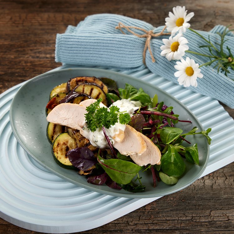 Grillet kyllingsalat med babyleaf og rødbeter