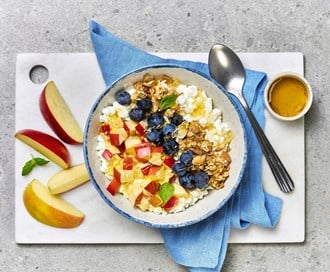 Cottage cheese med Ambrosia-eple, blåbær og granola