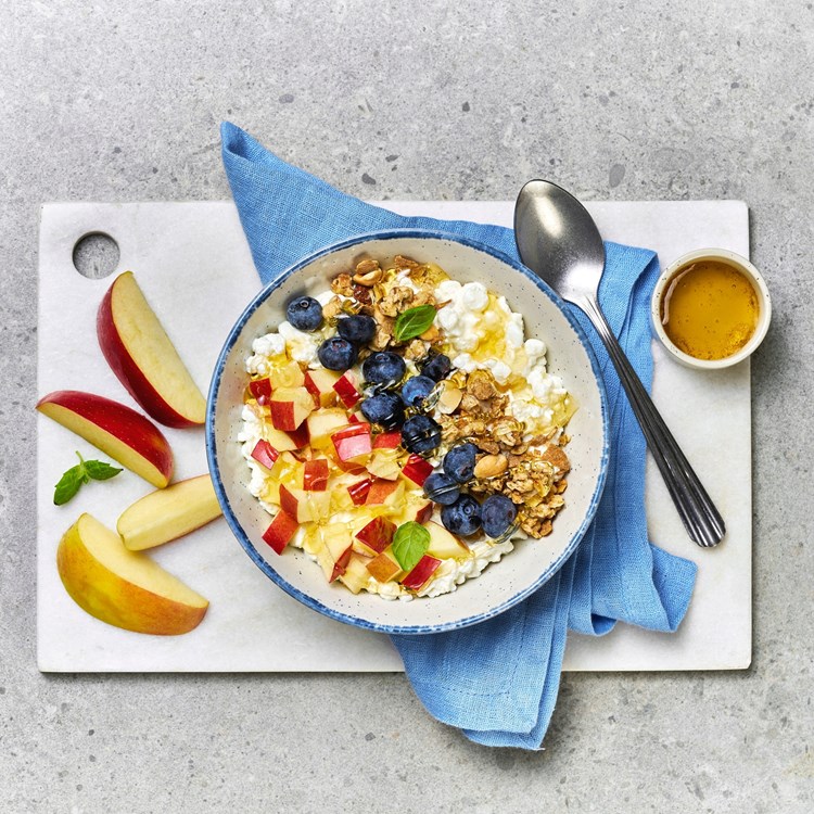Cottage cheese med Ambrosia-eple, blåbær og granola
