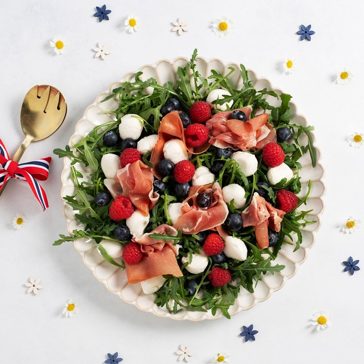 Bærsalat med ruccula og spekeskinke