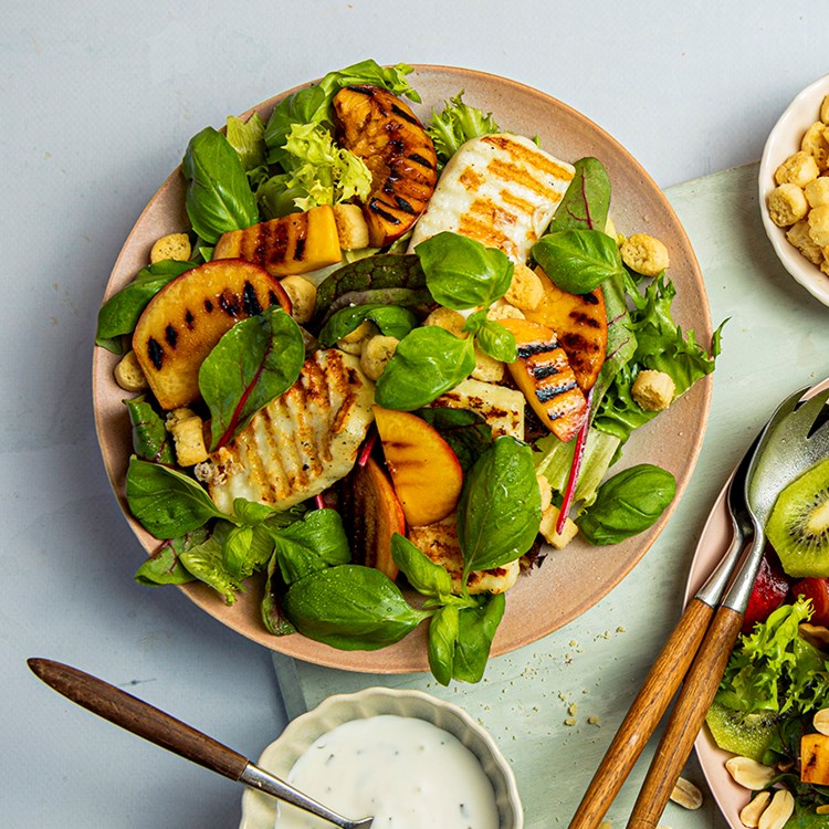Crispi Mix med fersken og halloumi